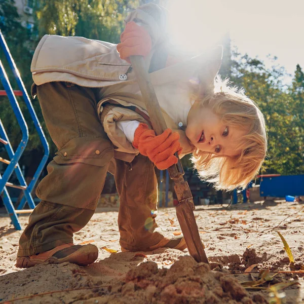 Söt pojke i sandlådan — Stockfoto