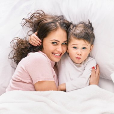 Çocuk kucaklayan anne