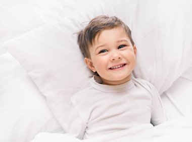 Yatakta Küçük Çocuk