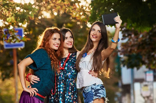 Chicas haciendo selfie —  Fotos de Stock