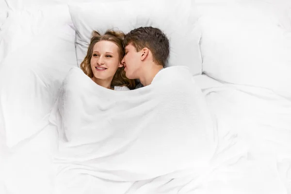 Junge Familie im Bett — Stockfoto