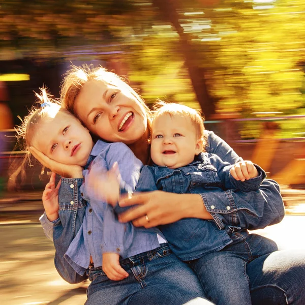 Portret familie In carrousel — Stockfoto