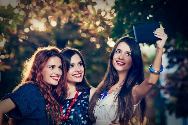 Drôles filles faire selfie — Photo