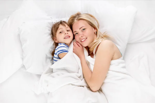 Young Mom and daughter in bed — Stock Photo, Image