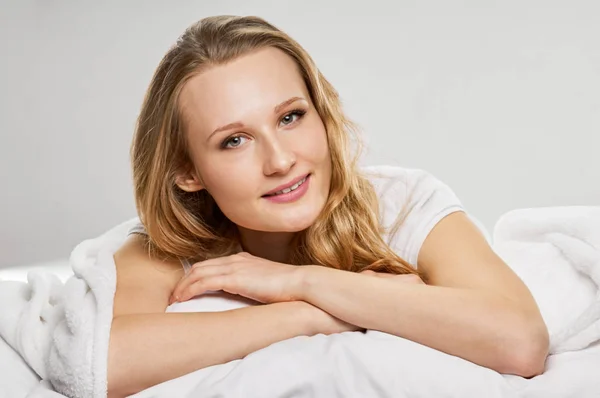Krásná mladá žena v posteli — Stock fotografie