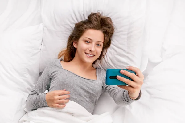 Selfie en cama blanca — Foto de Stock