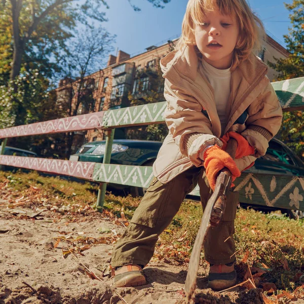 Menino brincando com areia — Fotografia de Stock