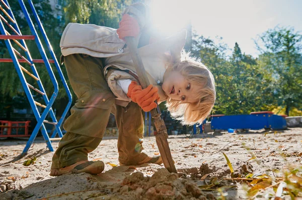 Söt pojke i sandlådan — Stockfoto