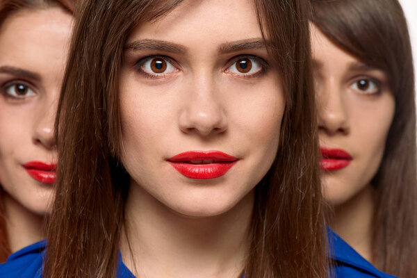 Тройняшки с ярким макияжем
