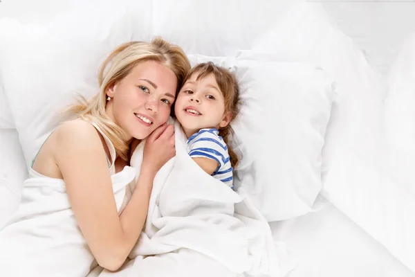 Anne ve kızı yatakta — Stok fotoğraf
