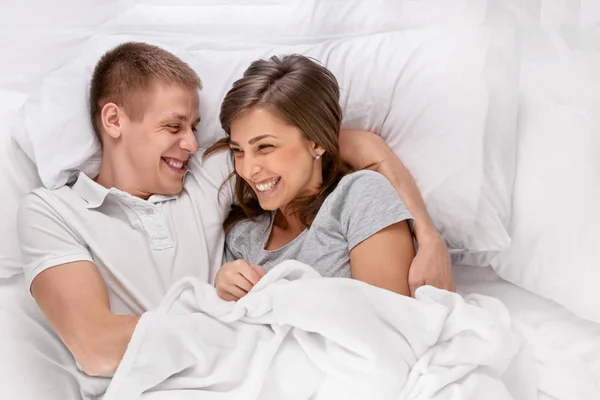 Amante casal na cama — Fotografia de Stock