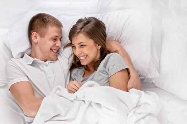 Pareja amorosa en la cama — Foto de Stock