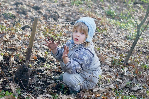 Μικρό αγόρι σκάψιμο — Φωτογραφία Αρχείου
