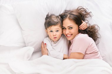 Çocuk kucaklayan anne