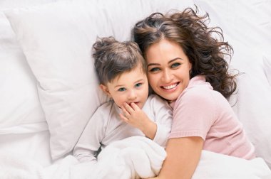 Şirin mutlu anne ile oğlu