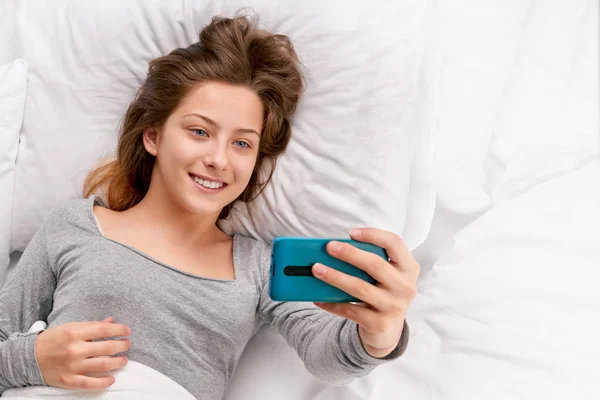 Chica selfie en blanco cama — Foto de Stock