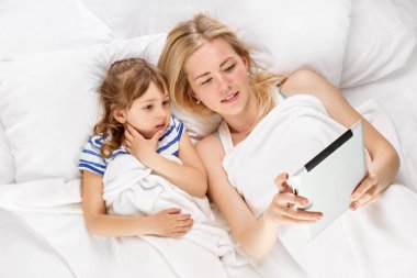 Tablet kullanarak aile