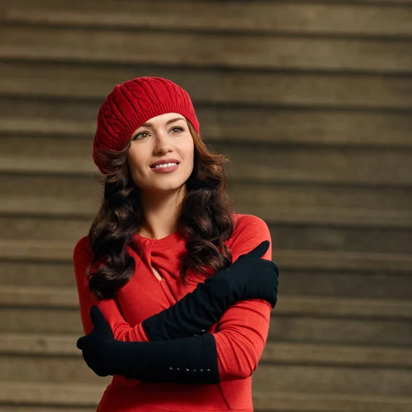 Bella donna in cappello rosso — Foto Stock