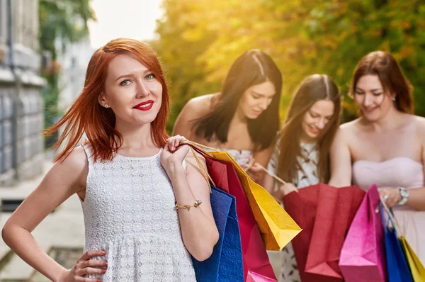 Mujeres felices con compras — Foto de Stock