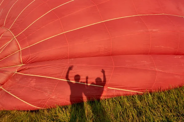 Balon üzerinde aile siluet — Stok fotoğraf