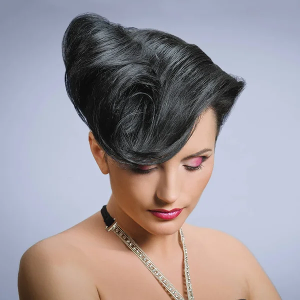 Extravagante peinado femenino — Foto de Stock