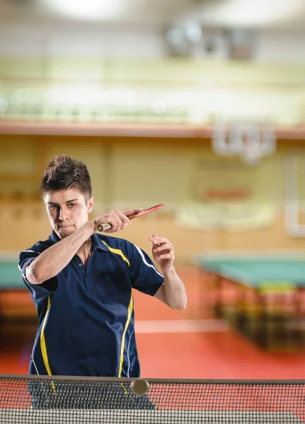 Junge hübsche Tennisspielerin — Stockfoto