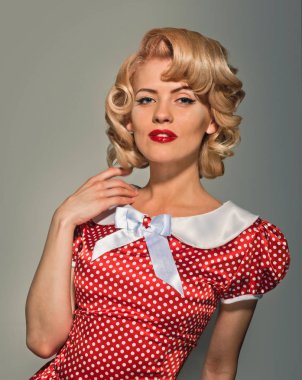 Güzellik genç retro pinup kadın