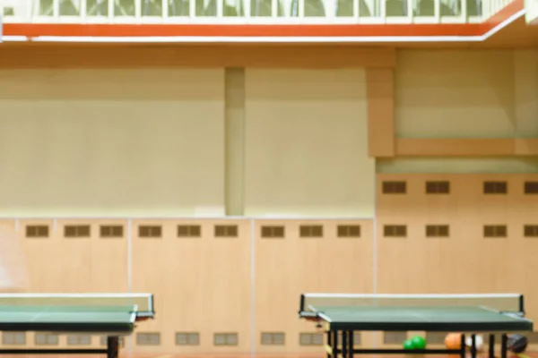 Mesas de tênis em ginásio — Fotografia de Stock