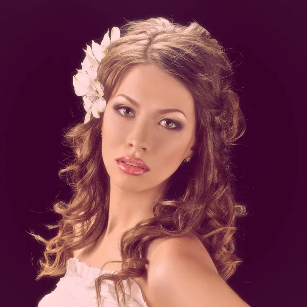 Güzellik kadını çiçeklerle saç modeli — Stok fotoğraf
