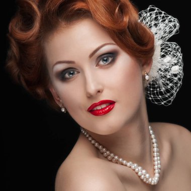 Kızıl saçlı güzel kadın