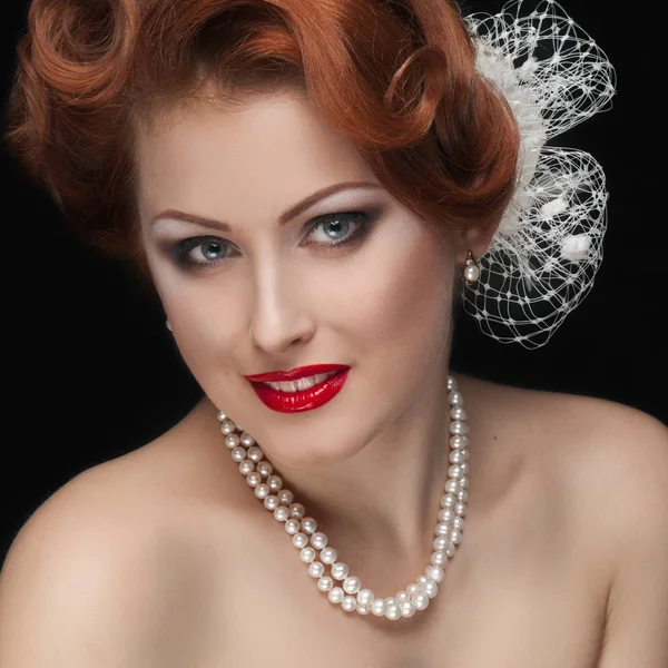 Kızıl saçlı şık kadın