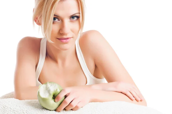 Hermosa mujer con manzana — Foto de Stock