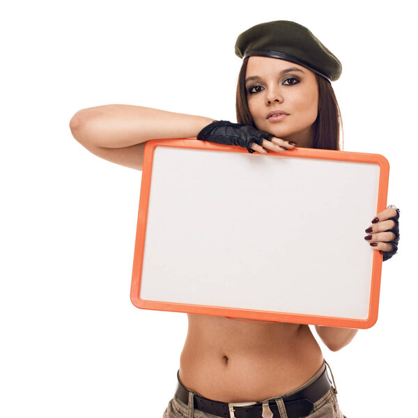 Военная женщина с рекламным щитом
