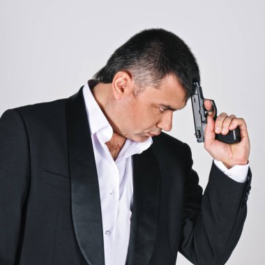 Tabancalı ciddi adam