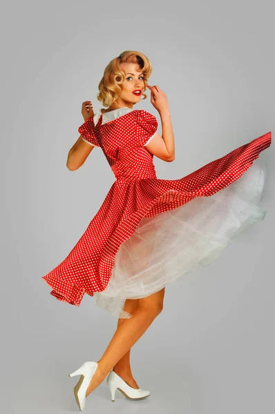 Koket meisje in gevlekte vliegende jurk — Stockfoto