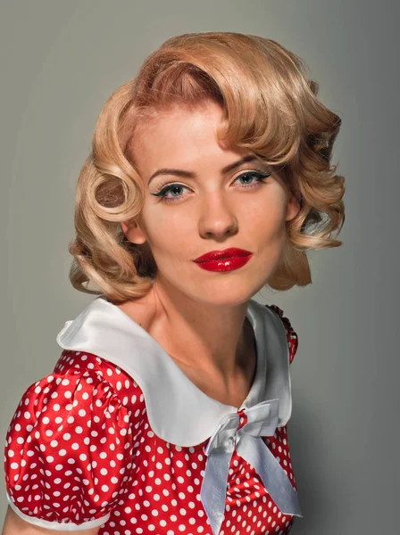 Портрет красивой блондинки — стоковое фото