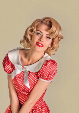 Retro cilveli pinup kadın