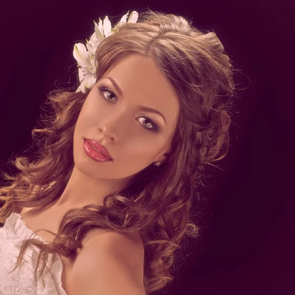 Girl with flowers in hairstyle — Stock Photo, Image