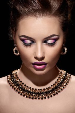 Lüks moda kadın kapalı gözlerle