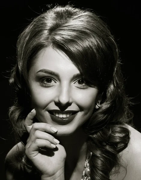 Dama sonriente de cerca. blanco y negro — Foto de Stock