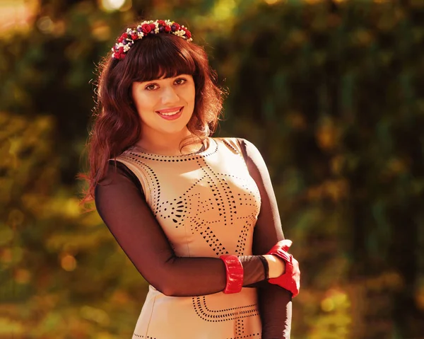 Mujer en el parque de otoño — Foto de Stock