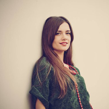 Modaya uygun esmer poz.