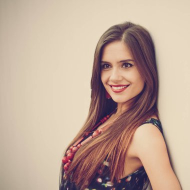 Gülümseyen şık esmer