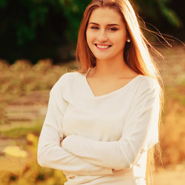 Frau im Herbstpark — Stockfoto