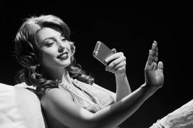 Bayan manikür inceliyor. siyah ve beyaz