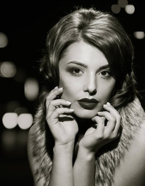 portre çekici Bayan poz. siyah ve beyaz