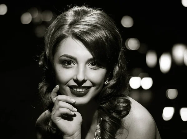 Smiling girl posing. black and white — Stock Photo, Image