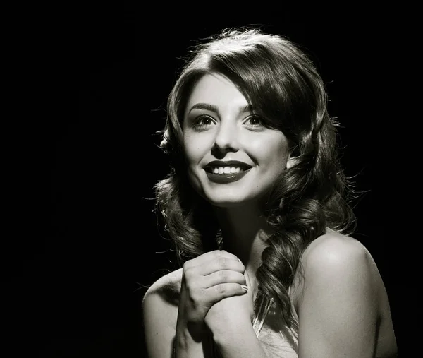 Chica glamurosa sonriente posando. blanco y negro — Foto de Stock