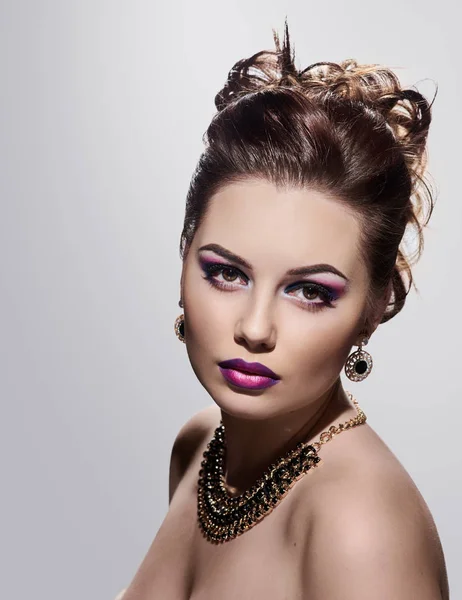 Luxe mode vrouw met haar en make-up — Stockfoto