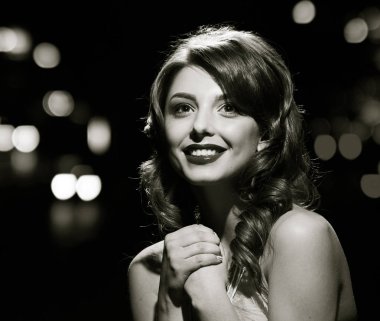 gülümseyen sihir kız poz. siyah ve beyaz